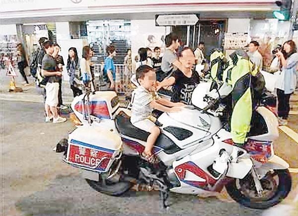 交通警鐵馬淪為大陸客玩具 警員見女人即笑晒拍照 時事台 香港高登討論區