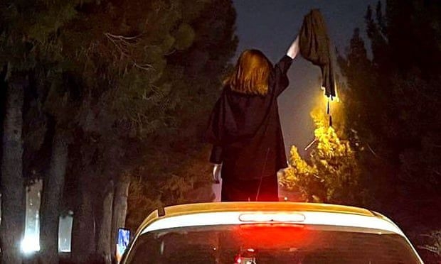 伊朗殺17歲女後 大批女生參加抗議 總統籲團結 伊跨種族階級抗議