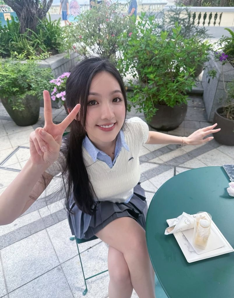 海兒生圖曝光臉部狀態白到反光 但笑容離奇僵硬被網民指醫美過度 - 娛樂台 - 香港高登討論區